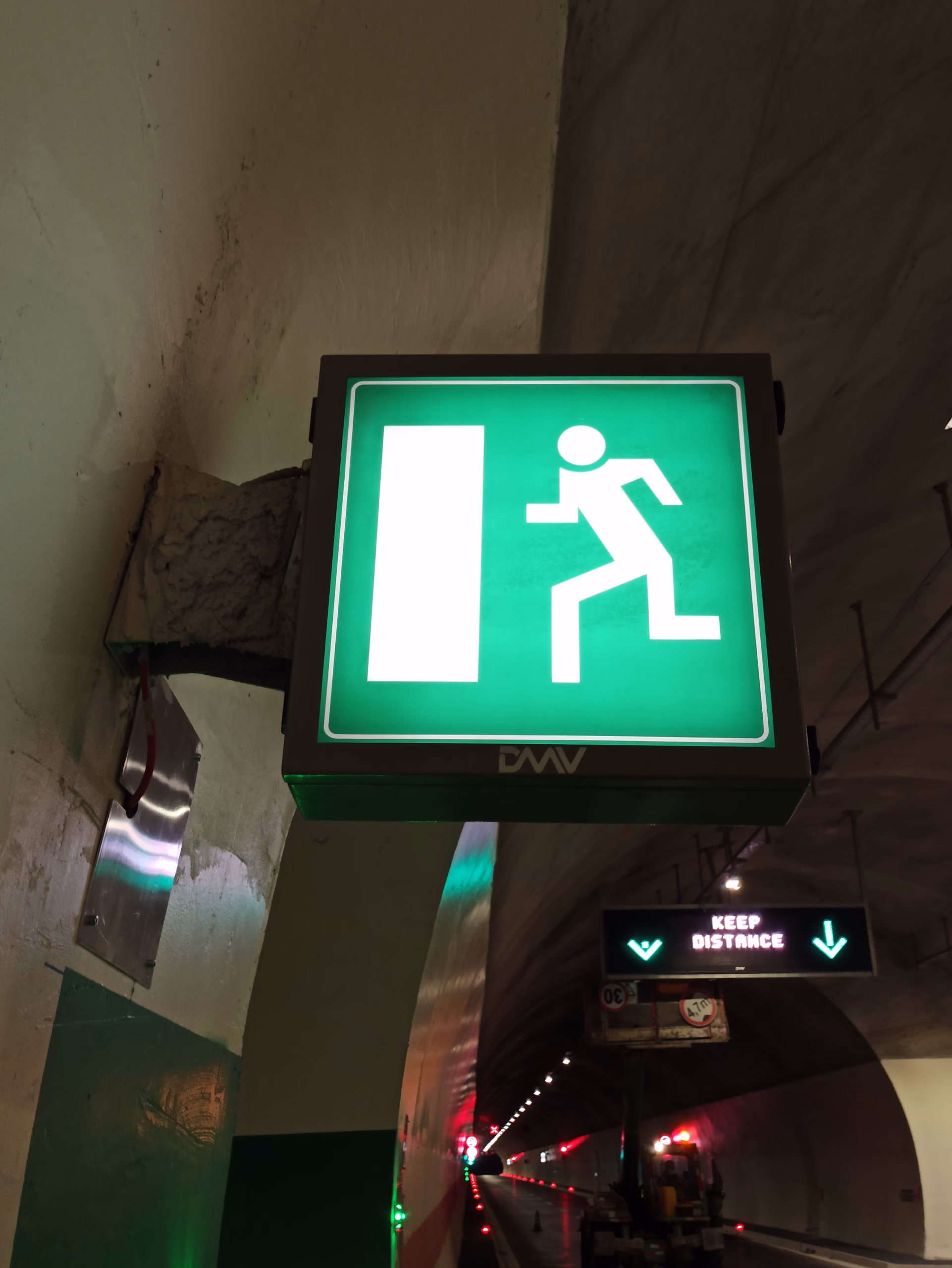 Saobraćajni znak sa unutrašnjim osvetljenjem exit